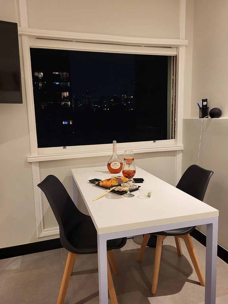 mesa com jantar servido