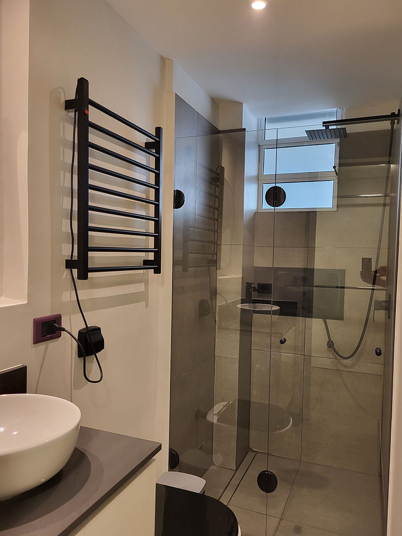 banheiro e ducha com box de vidro