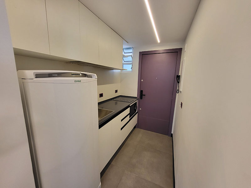 cozinha com geladeira grande