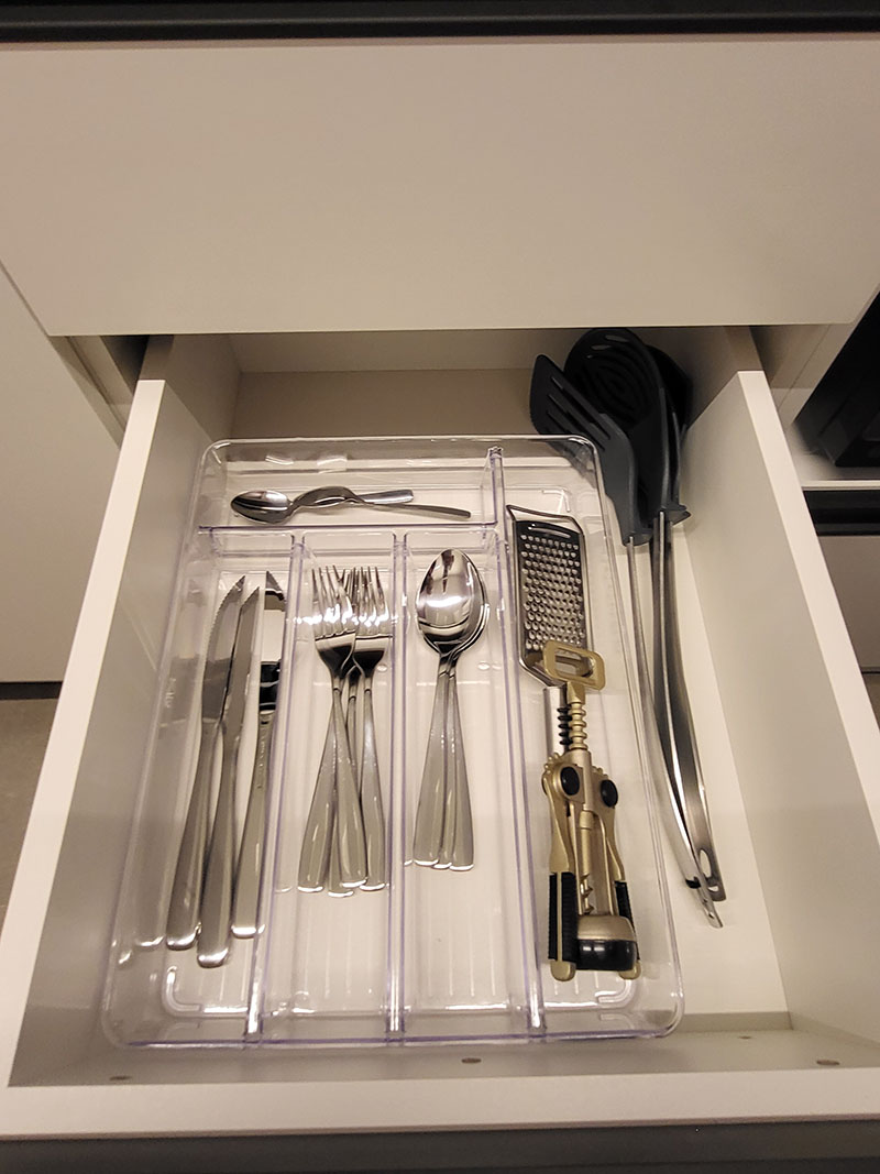 gaveta da cozinha com talheres