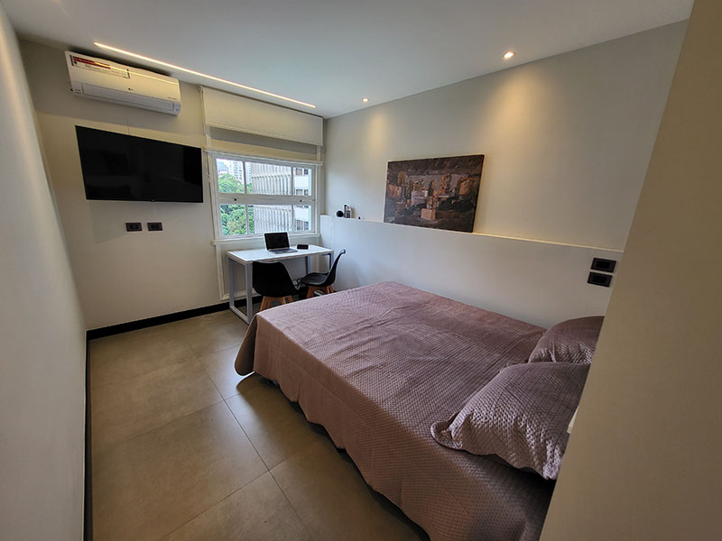 quarto com TV e ar condicionado